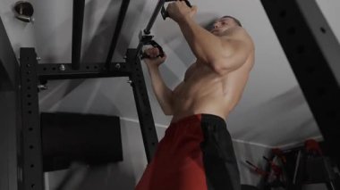 Pompalı adam spor salonunda antrenman yapıyor. Vücut geliştirici dambıl, egzersiz makinesi, halter pompalıyor.