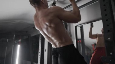 Pompalı adam spor salonunda antrenman yapıyor. Vücut geliştirici dambıl, egzersiz makinesi, halter pompalıyor.