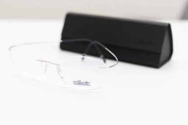 Beyaz arka planda çantalı gözlükler. Göz ve görme sorunları