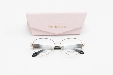 Beyaz arka planda çantalı gözlükler. Göz ve görme sorunları