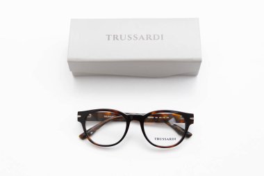 Beyaz arka planda çantalı gözlükler. Göz ve görme sorunları