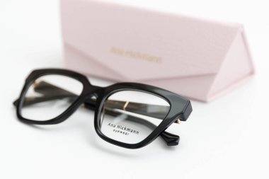 Beyaz arka planda çantalı gözlükler. Göz ve görme sorunları