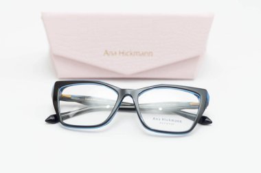 Beyaz arka planda çantalı gözlükler. Göz ve görme sorunları