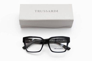 Beyaz arka planda çantalı gözlükler. Göz ve görme sorunları