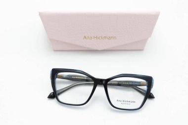 Beyaz arka planda çantalı gözlükler. Göz ve görme sorunları