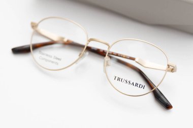 Beyaz arka planda çantalı gözlükler. Göz ve görme sorunları