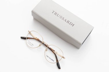 Beyaz arka planda çantalı gözlükler. Göz ve görme sorunları