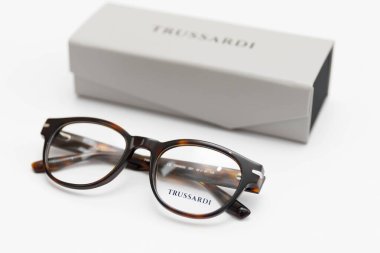 Beyaz arka planda çantalı gözlükler. Göz ve görme sorunları