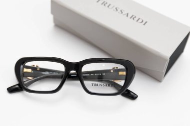 Beyaz arka planda çantalı gözlükler. Göz ve görme sorunları