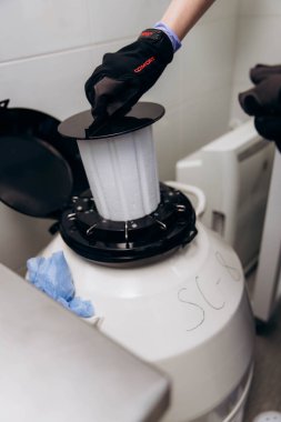 Tıp kliniğinde çalışan genç bilim adamı laboratuarda deneyler yapıyor.