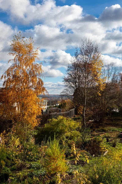 Şehir parkları sonbaharda. Sonbahar renkleri. Bulutlar çerçevede sonbaharın altın.