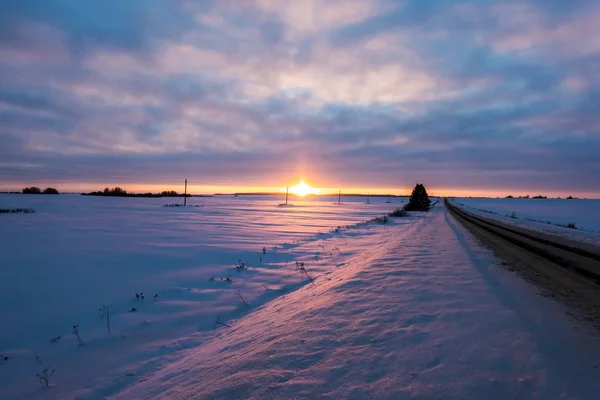 Ocak ayında gün batımı. Rusya, 2019 Suzdal şehir ilçe.