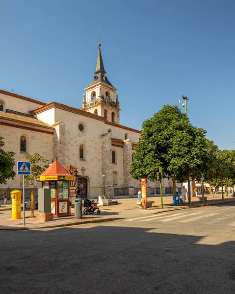 Alcala De Henares, İspanya Jule 30, 2019: Güneş Pazar sabahı Saints hildren Meydanı'nda ilk yoldan geçenler