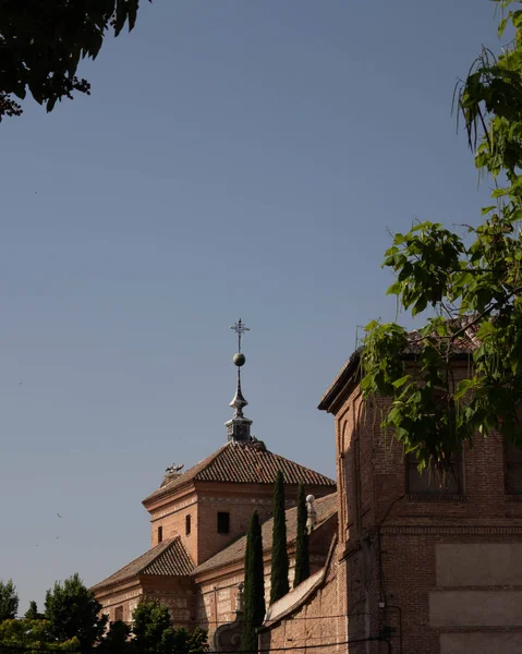 Alcala De Henares, İspanya: Eski kentte bir binanın çatısında leylek yuvaları.