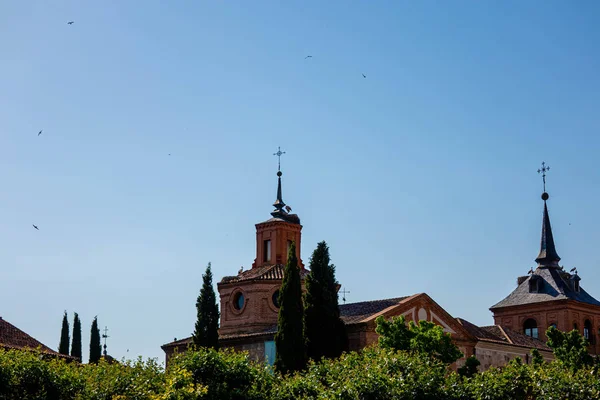 Alcala De Henares, İspanya: Güneş Pazar sabahı bir mahkeme binası çatı üzerinde leylek Yuvası.