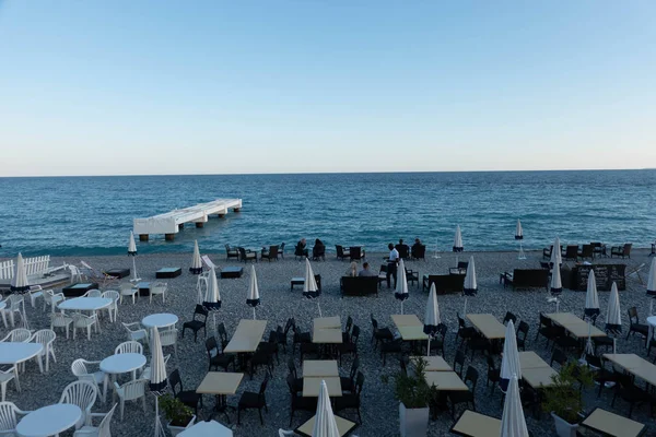 Nice, Fransa, 4 Mayıs 2019: Bir sezonun başlangıcı, İngiliz setinin sahilinde yeni açılan restoranda ilk ziyaretçiler.