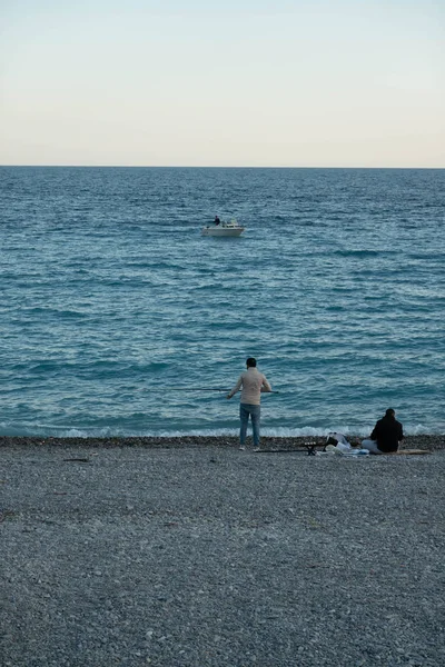 Nice, Fransa, Mayıs - 2019: Bulutlu bir günde İngiliz seti üzerinde Balıkçılar.