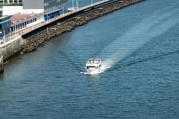 Portugalete, İspanya 2 Temmuz 2019: Turist teknesi Nervin nehri üzerindeki Bizcaya Köprüsü'nün altından geçiyor