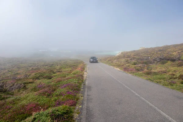 Cabo Viln, Camarias, İspanya: Günün ortasında deniz fenerine giden yol sisle kaplı.