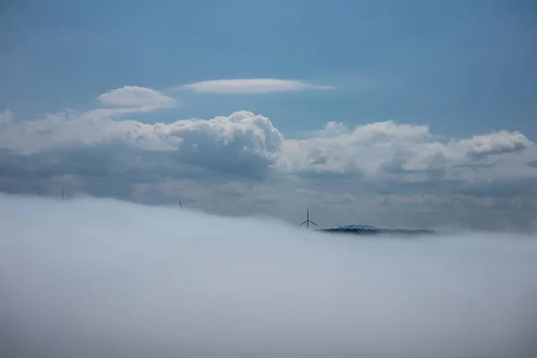 西班牙拉科鲁阿省卡波维兰半岛的风力发电场 在这个地方有不断的雾 不断改变它的形状 — 图库照片