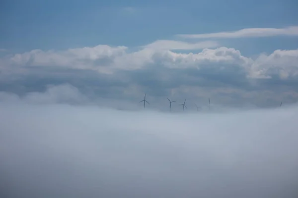 Cabo Vilan Yarımadası'ndaki rüzgar çiftlikleri, La Corua Eyaleti, İspanya. Burada sürekli sis var, bu sürekli şeklini değiştirir.