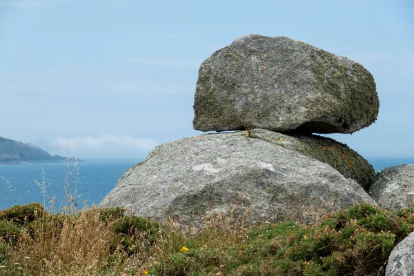 Muxia kasabası yakınlarındaki kayalık bir pelerin üzerinde orijinal şekil taşlar, bazıları ilginç efsaneler var. Ölüm Kıyısı (Costa de Morte), Galiçya, İspanya - 2019.