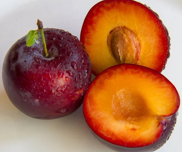 Güzel bir arka plan üzerinde Erik