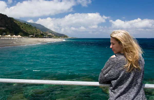 Mujer Rubia Aire Libre Fondo Azul Marino Azul Playa Montañés —  Fotos de Stock