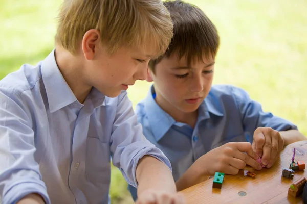 Dois Jovens Irmãos Brincam Juntos Com Lego Livre — Fotografia de Stock