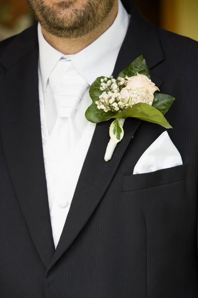 Bruidegom Kleren Detail Helder Wit Overhemd Nek Stropdas Zwart Pak — Stockfoto