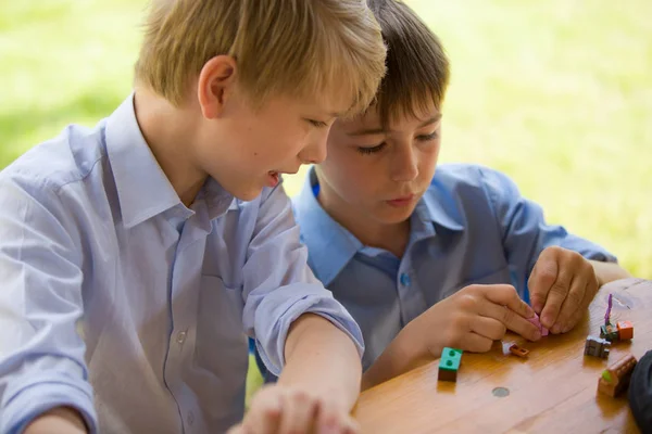 Dois Jovens Irmãos Brincam Juntos Com Lego Livre — Fotografia de Stock