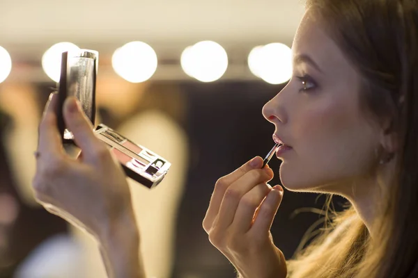 Hermosa Mujer Delgada Joven Prepara Usa Lápiz Labial Maquillaje — Foto de Stock