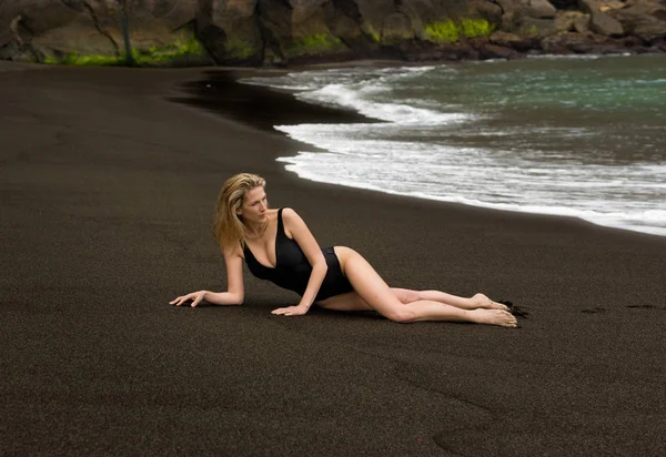 Mooi Sexy Langharige Blonde Vrouw Legt Zwarte Zand Strand Zwarte — Stockfoto