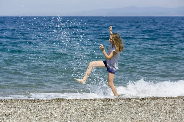 Lycklig Tonåring Åtnjuter Semester Sparka Vattnet Siciliens Strand — Stockfoto