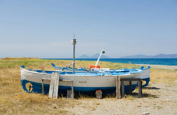 小さな漁船は イタリアのシチリア島の海のそばの地面に立っています — ストック写真