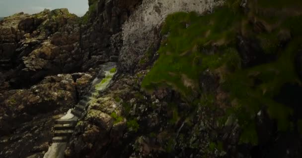 Fanal Голова Маяка Ірландії Drone Кадри Піднімаючись Рівнем Моря Над — стокове відео