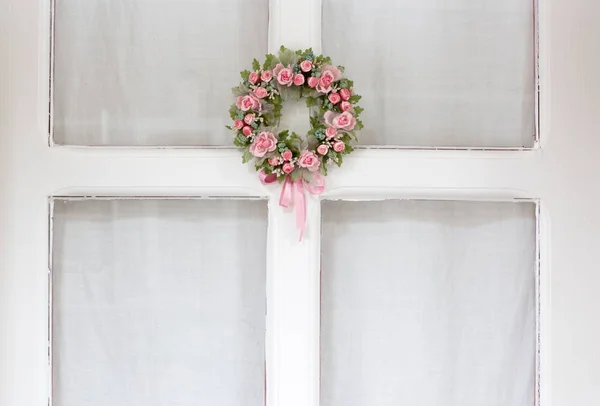 Porte Blanche Fenêtre Verre Couronne Bienvenue Florale Rose Ornement — Photo