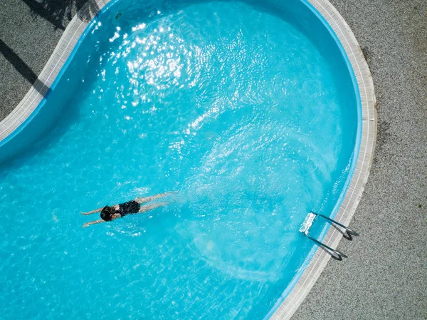 Vista Aérea Uma Jovem Fato Banho Preto Piscina Azul — Fotografia de Stock