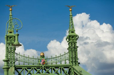 Budapeşte ünlü Özgürlük Köprüsü ayrıntı, yeşil boyalı Demir Bankası, taç ve kalkan sorguç ve kuş ile altın elma