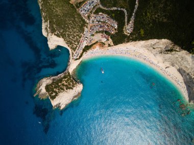 Kuş bakışı görünüme Lefkada, ünlü Porto Katsiki Plajı ve mavi deniz hakkında