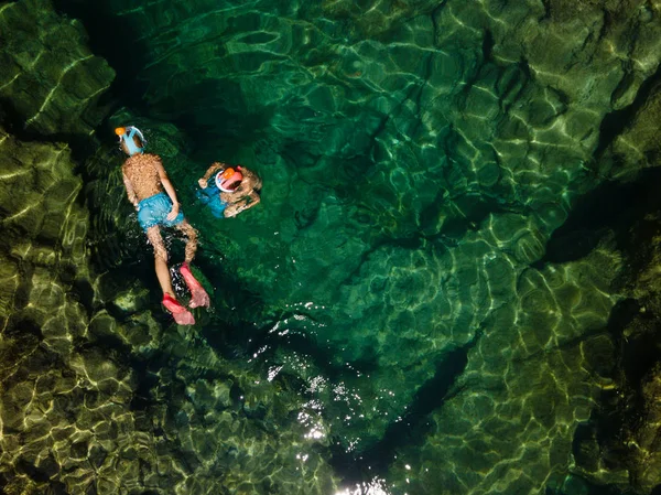 Los Niños Que Practican Snorkel Aguas Cristalinas Verdes Nadan Máscara —  Fotos de Stock