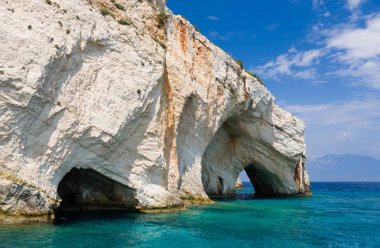 Mavi Mağara, kıyı şeridi olarak ünlü vahşi doğal kaya oluşumları adasının Zakynthos, Yunanistan