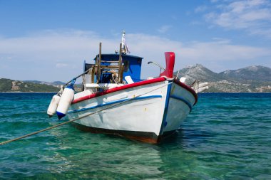 Beyaz balıkçı tekne yüzen Yunanistan kristal berraklığında su