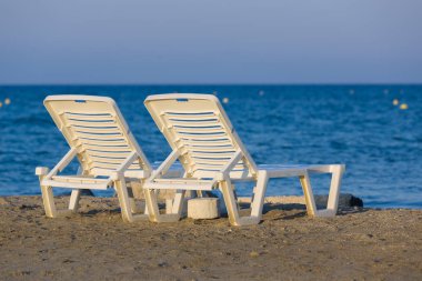 Zakynthos, Yunanistan'ın kum plajındaki altın saat, beyaz, plastik şezlong