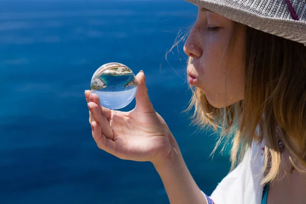 ガラス玉の美しい若い女性 自然な屋外でのシーン 青い海の背景 — ストック写真