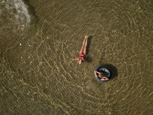 Piros Bikini Fürdőruha Csinos Élvezi Víz Tenger Barna Homok Madártávlatból — Stock Fotó