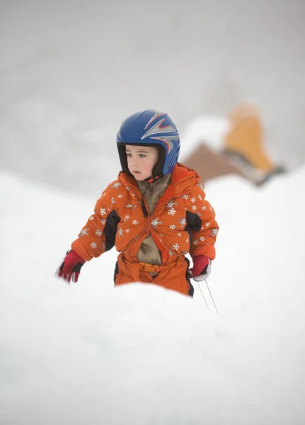 Маленький Мальчик Оранжевом Голубой Шлем Играет Открытом Воздухе Зимнее Время — стоковое фото