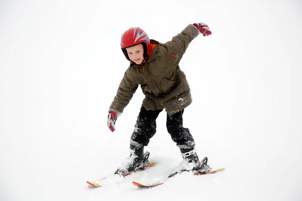 若い学生の男の子は スキー スポーツの動きを練習します 白い雪の背景 — ストック写真