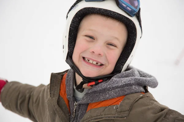 Retrato Criança Pequena Alegre Casaco Inverno Proteção Capacete Esporte Livre — Fotografia de Stock