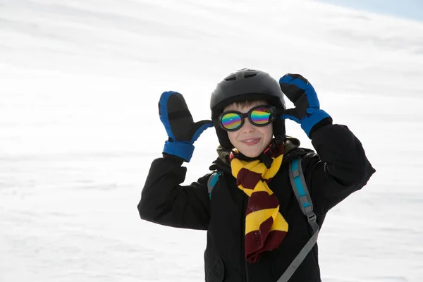 Lustiges Kind Mit Warmer Kleidung Und Schutzausrüstung Spottet Weißer Schnee — Stockfoto